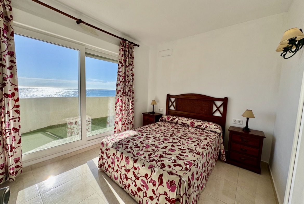 Dormitorio con vistas al mar
