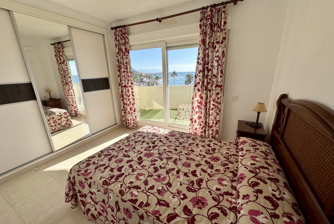 Dormitorio con vistas al mar