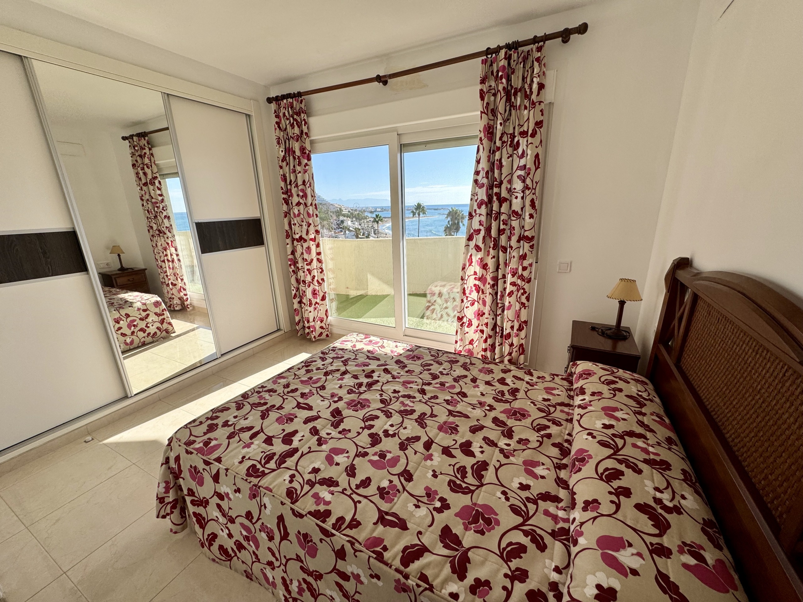 Dormitorio con vistas al mar