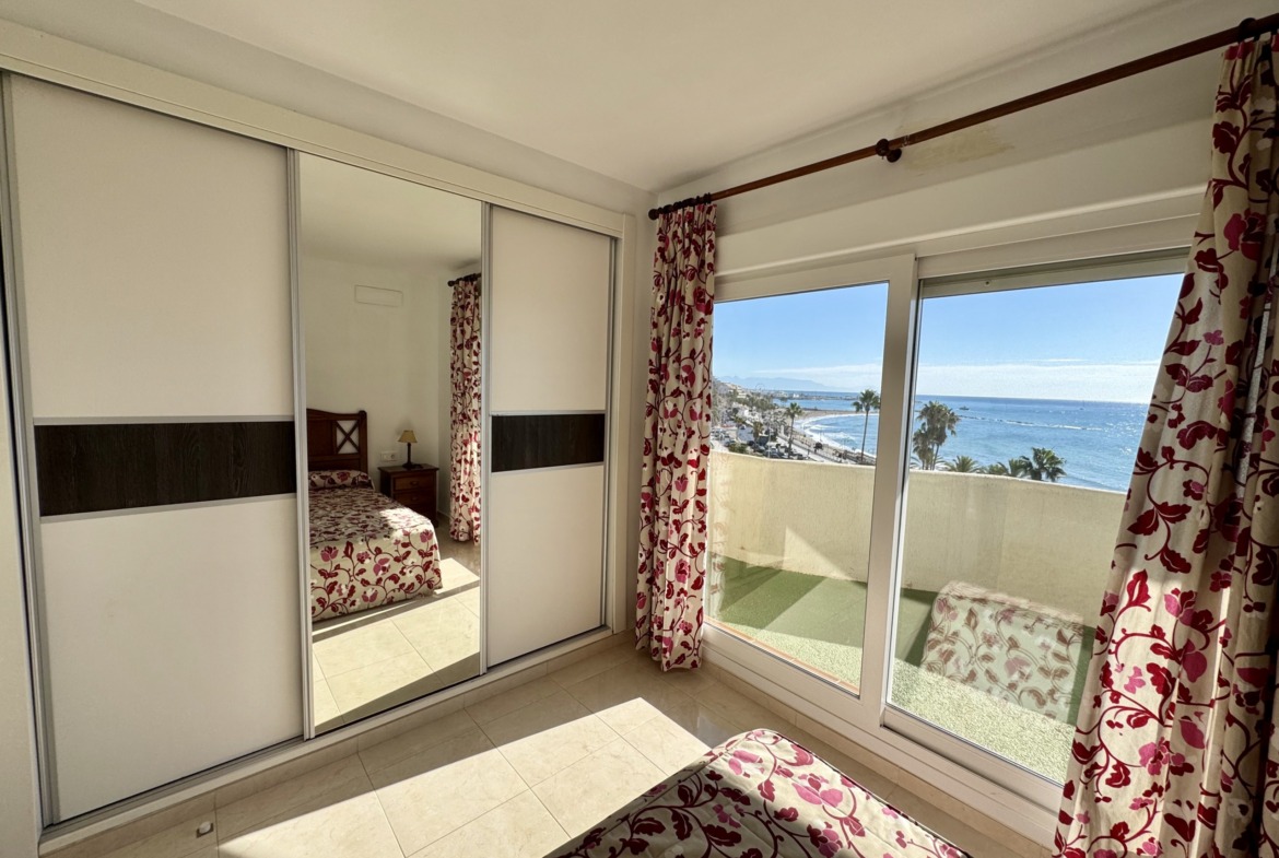 Dormitorio con vistas al mar