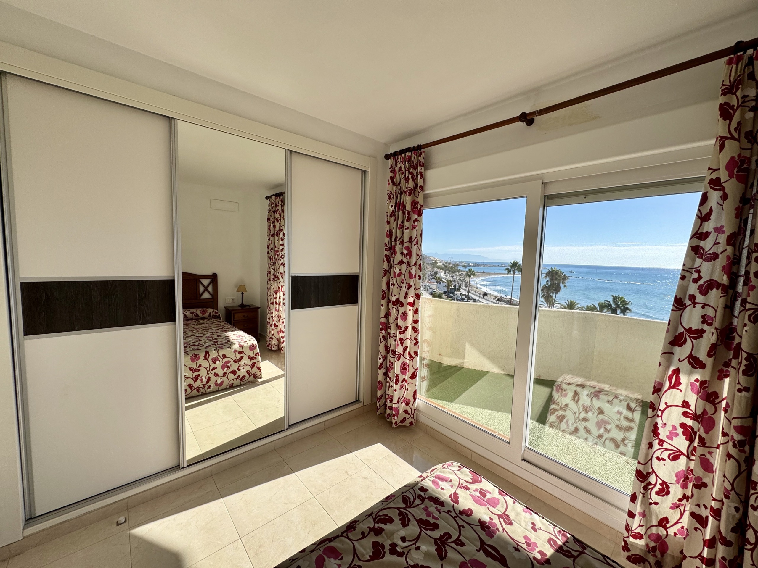 Dormitorio con vistas al mar