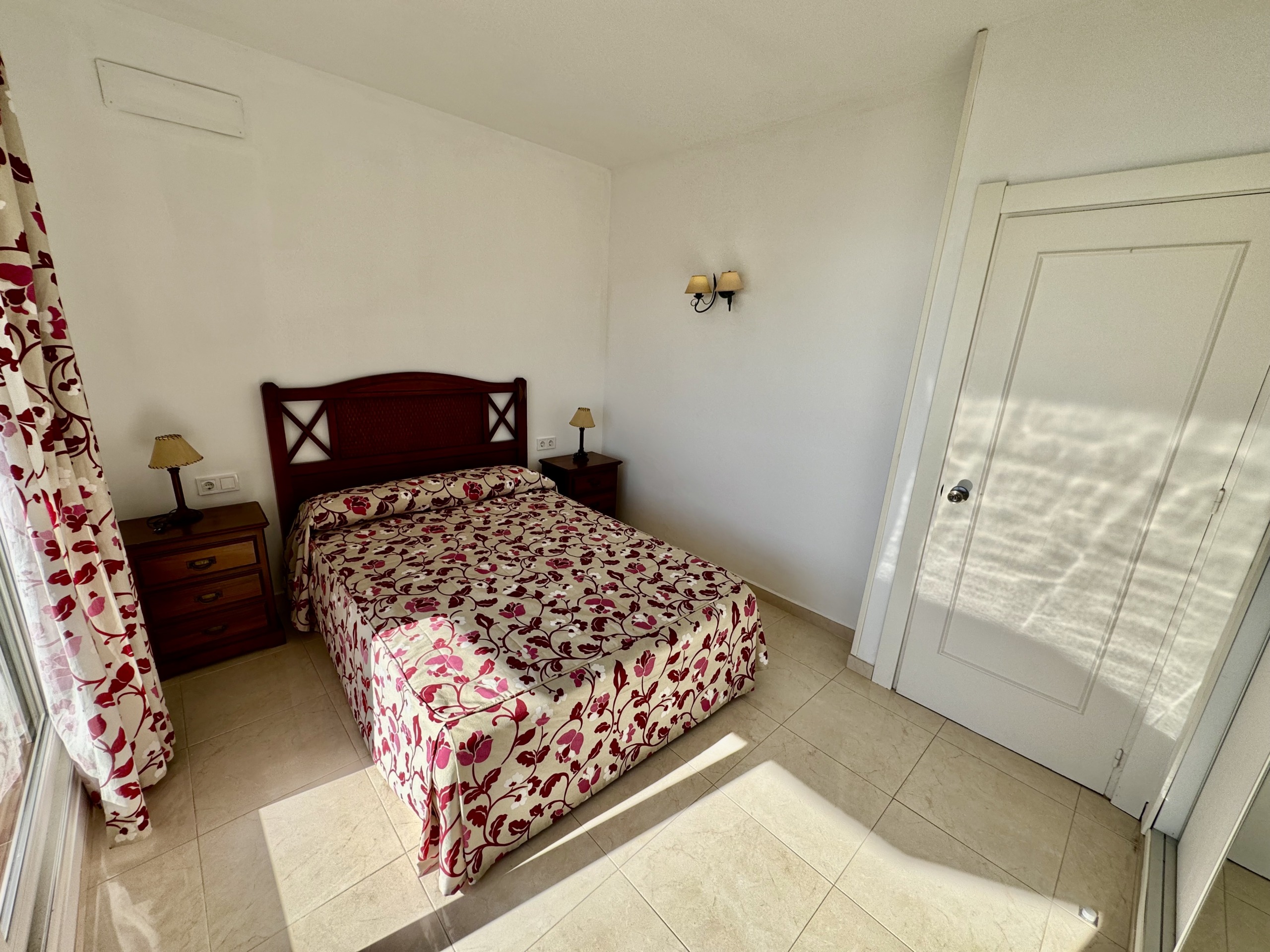 Dormitorio con vistas al mar