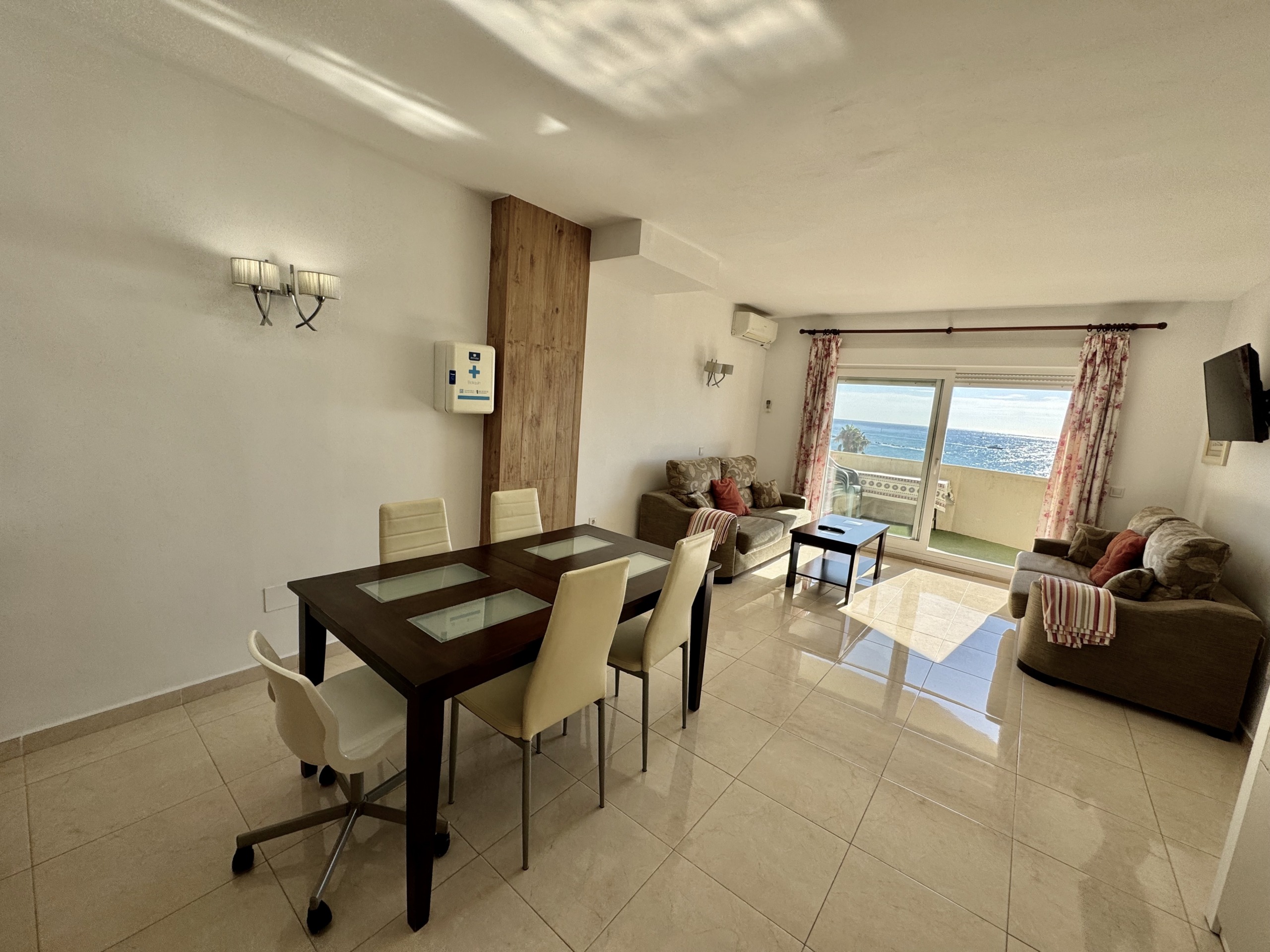Salon con vistas al mar en Benal Beach