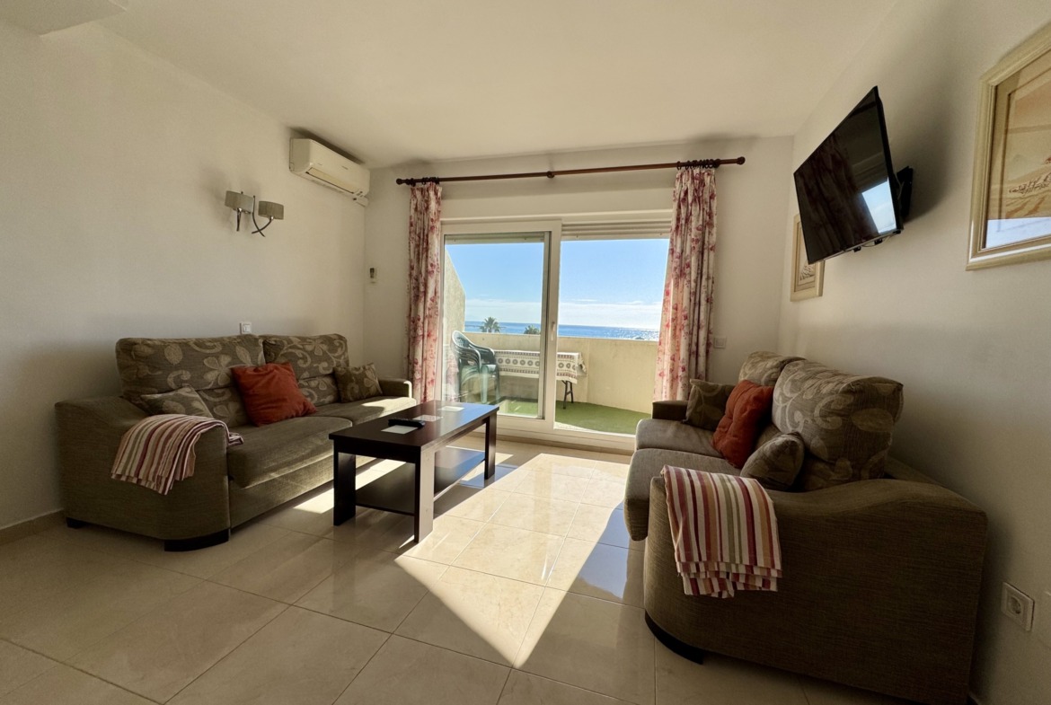 Salon con vistas al mar en Benal Beach