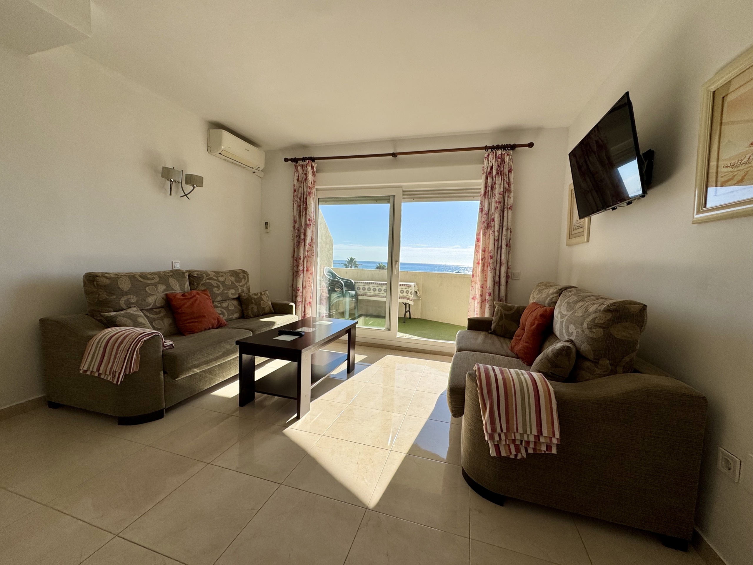 Salon con vistas al mar en Benal Beach