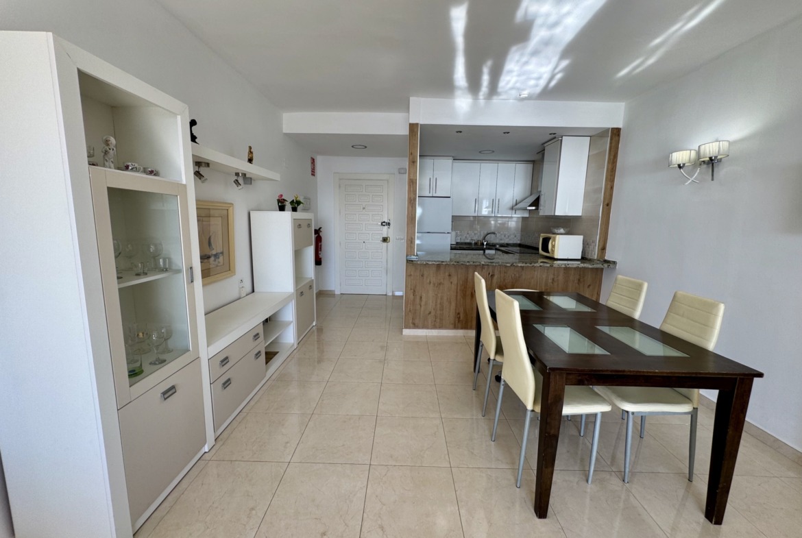 Salon con vistas al mar en Benal Beach