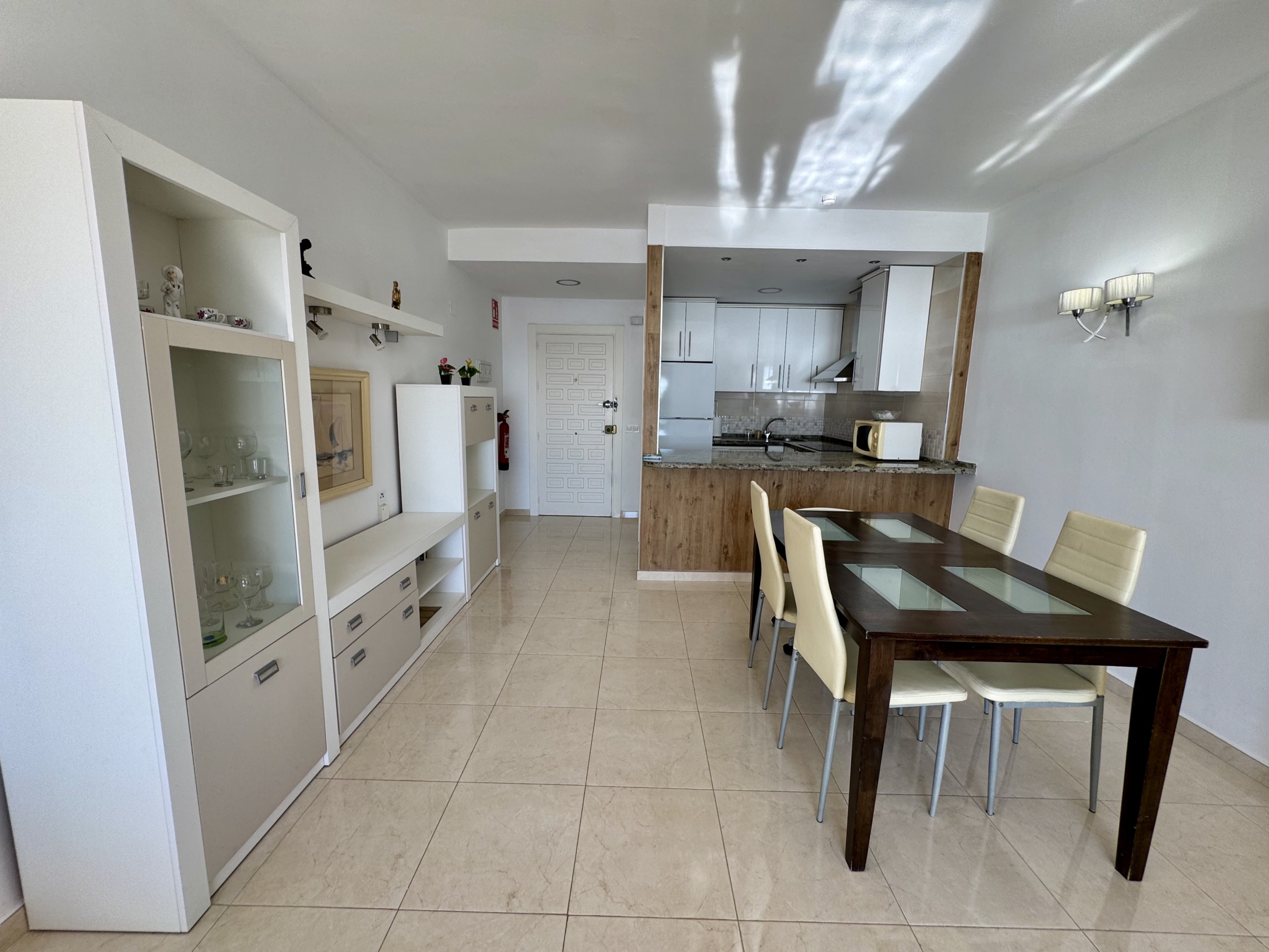 Salon con vistas al mar en Benal Beach