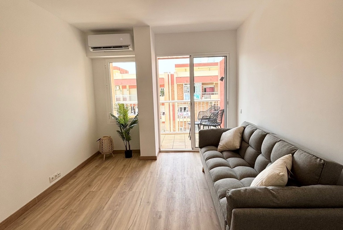 Salón luminoso apartamento reformado Gamonal Benalmádena