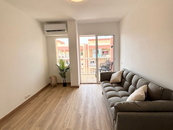 Salón luminoso apartamento reformado Gamonal Benalmádena
