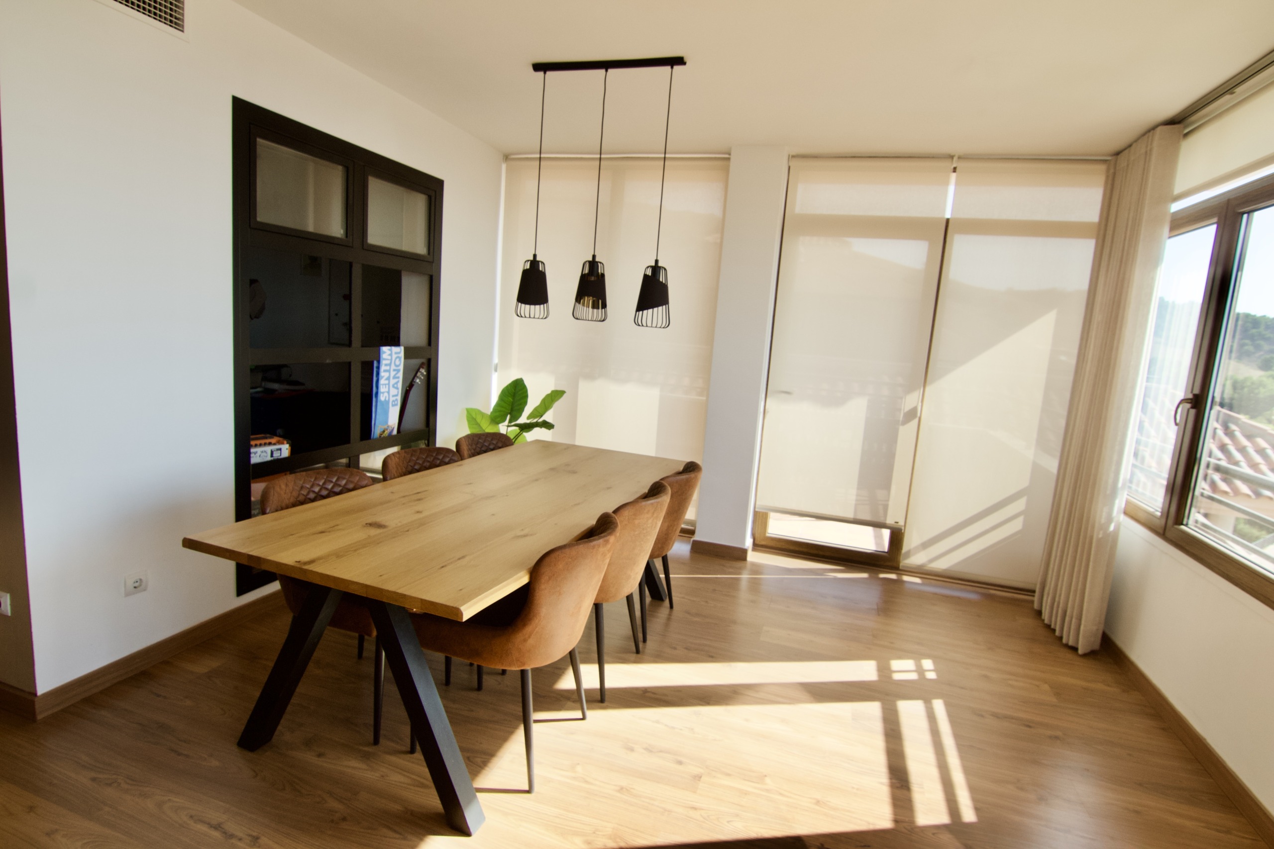 Salón luminoso en ático dúplex con vistas en Benalmádena