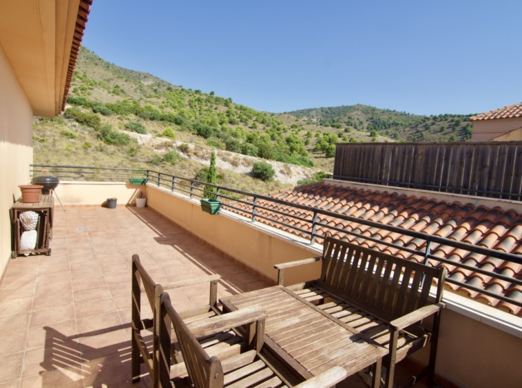Terraza principal con vistas abiertas al mar y montaña