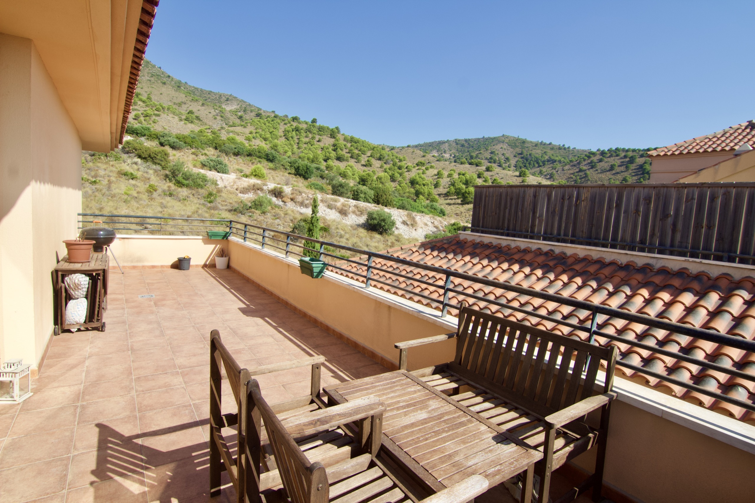 Terraza principal con vistas abiertas al mar y montaña