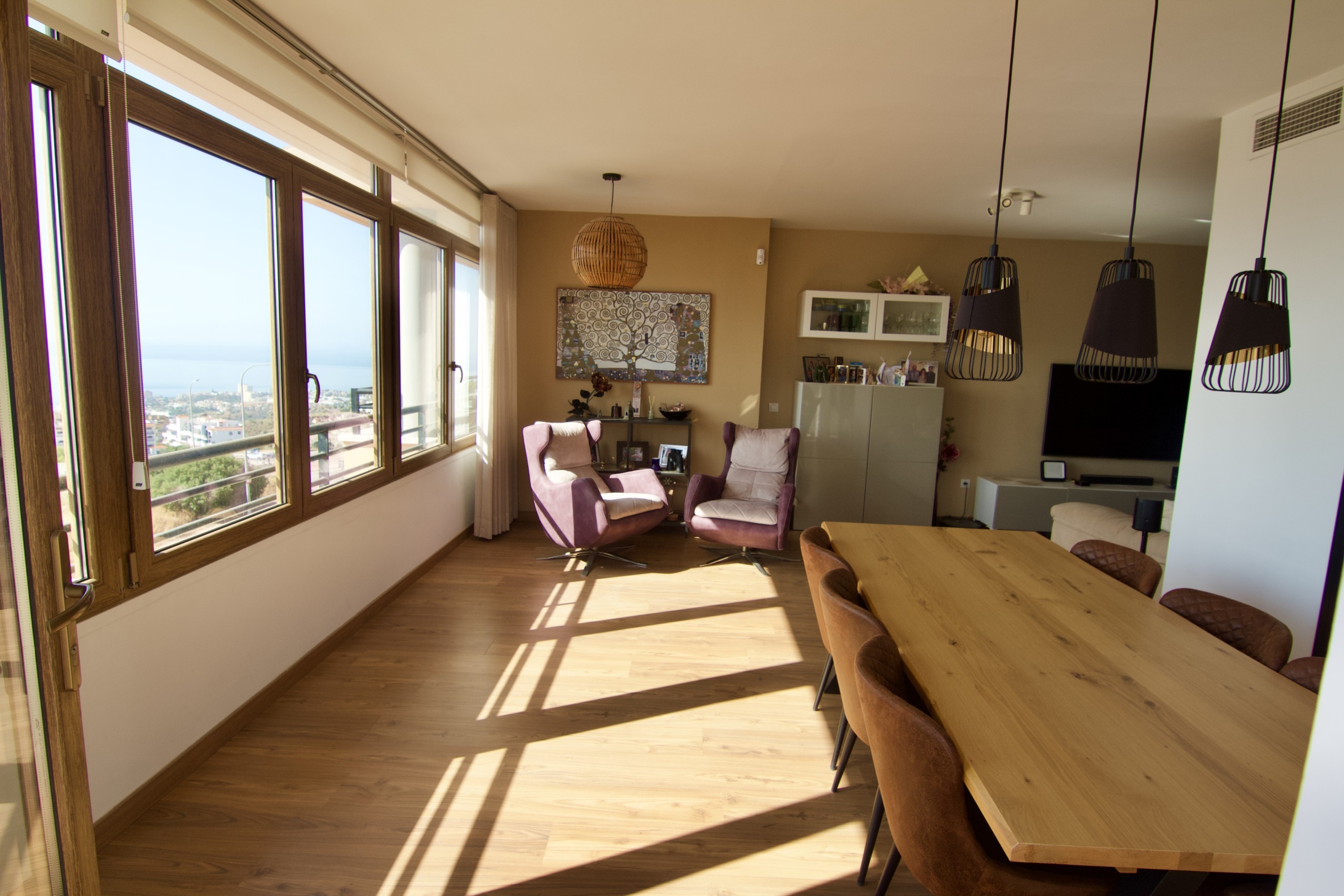 Salón luminoso en ático dúplex con vistas en Benalmádena