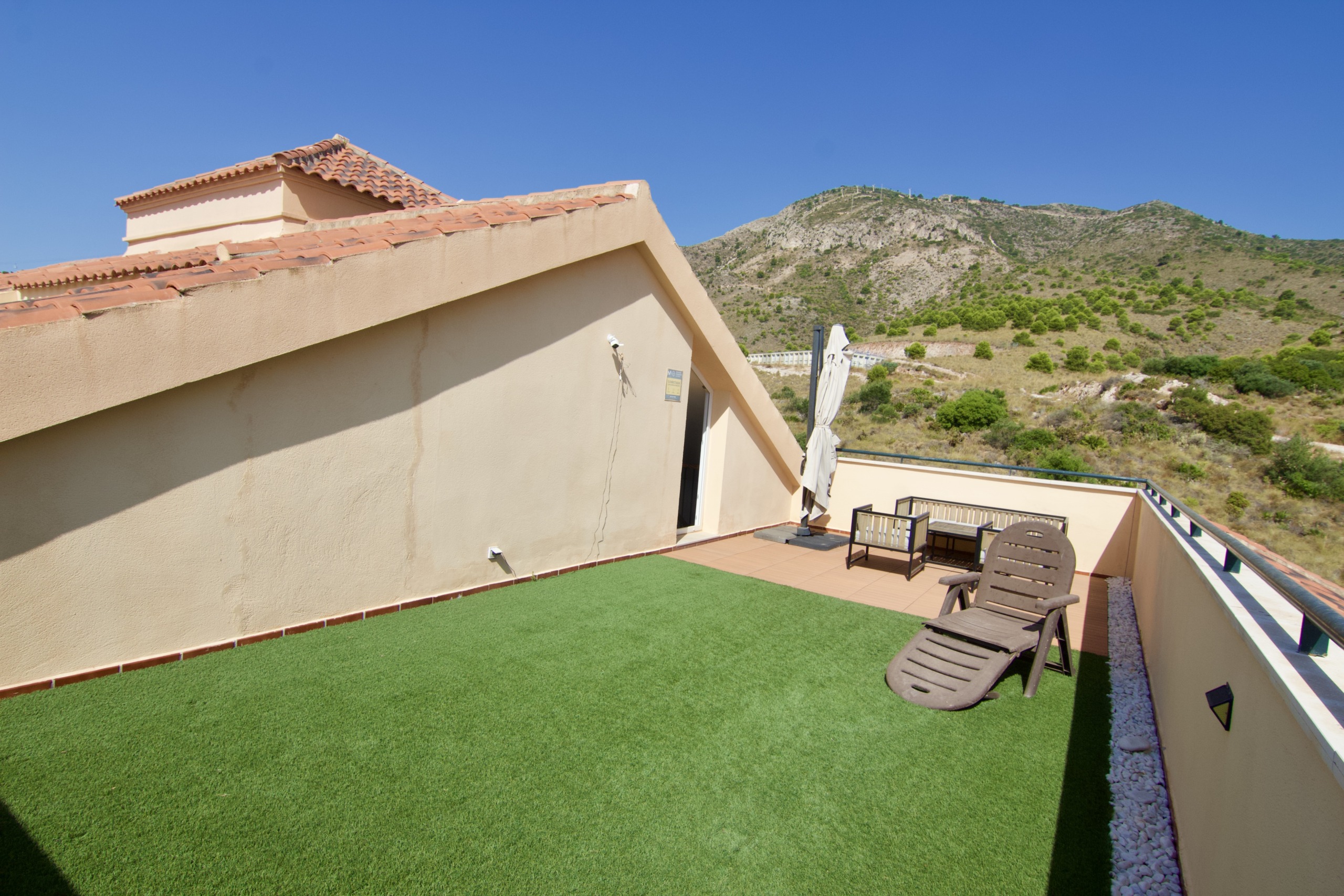 Terraza principal con vistas abiertas al mar y montaña