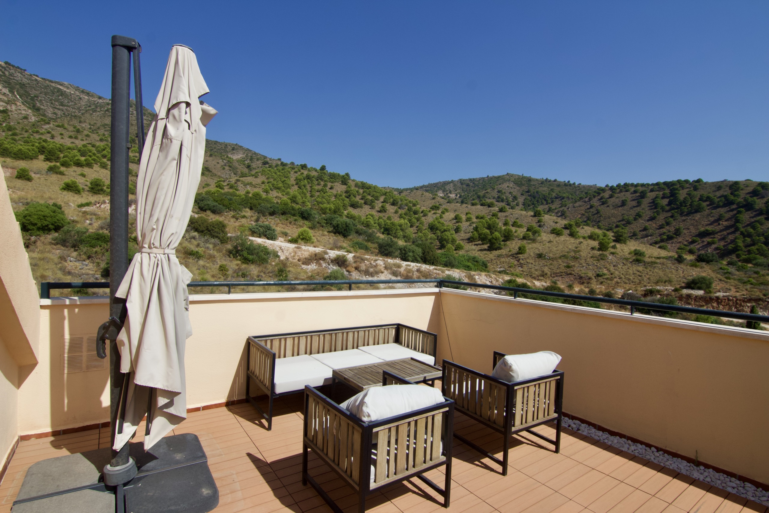 Terraza principal con vistas abiertas al mar y montaña