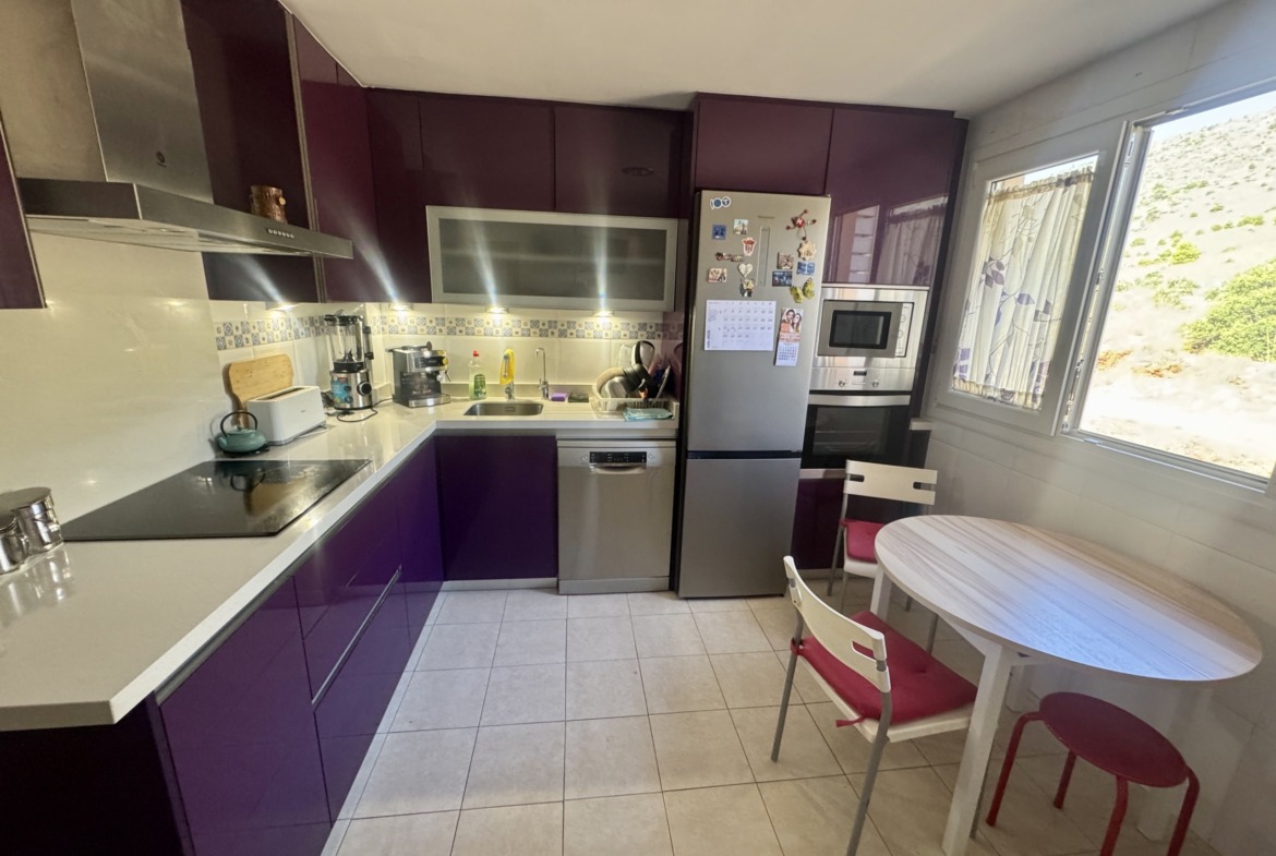 Cocina independiente con lavadero en ático dúplex