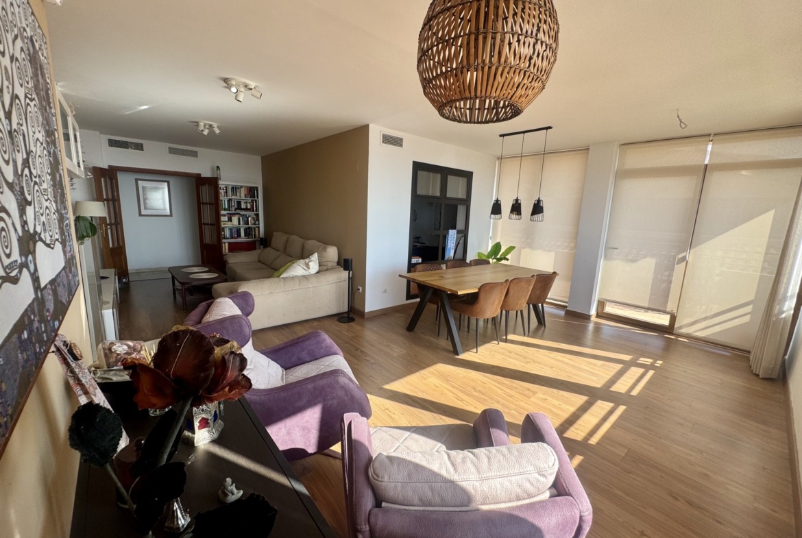 Salón luminoso en ático dúplex con vistas en Benalmádena