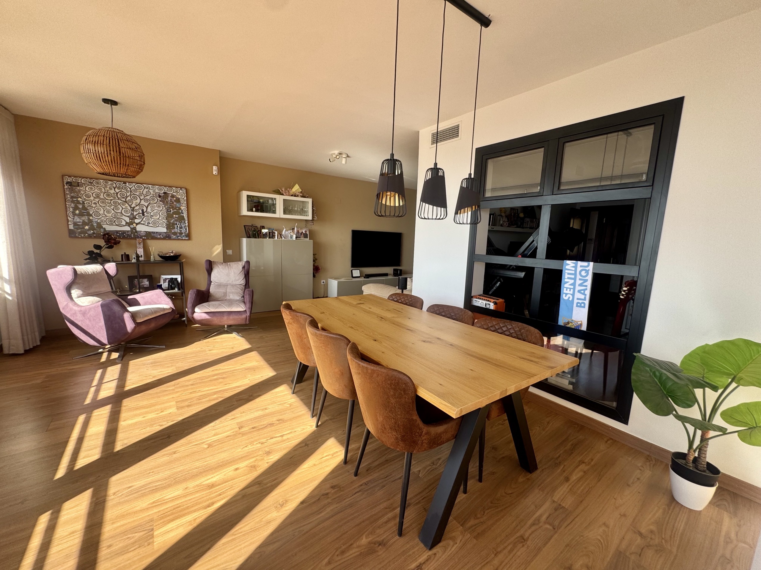 Salón luminoso en ático dúplex con vistas en Benalmádena