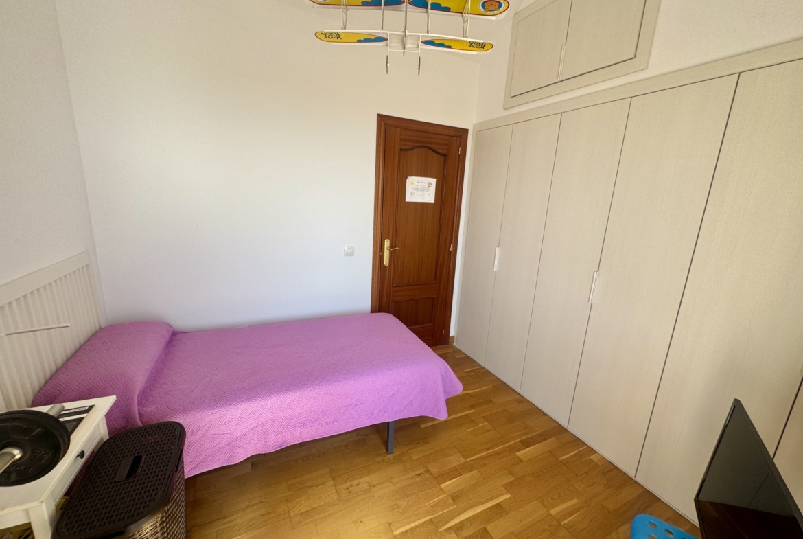 Dormitorio con terraza privada en ático dúplex