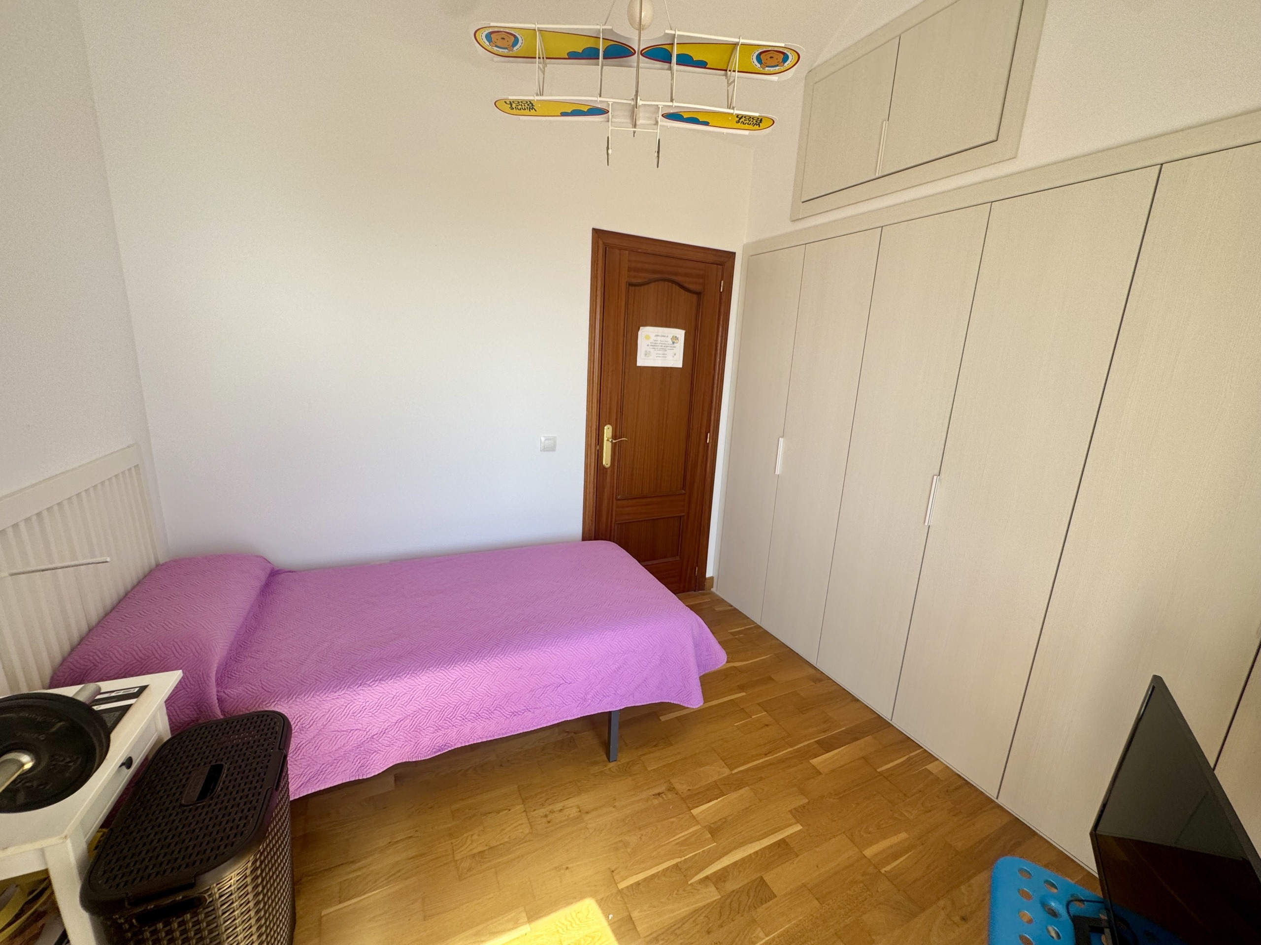 Dormitorio con terraza privada en ático dúplex