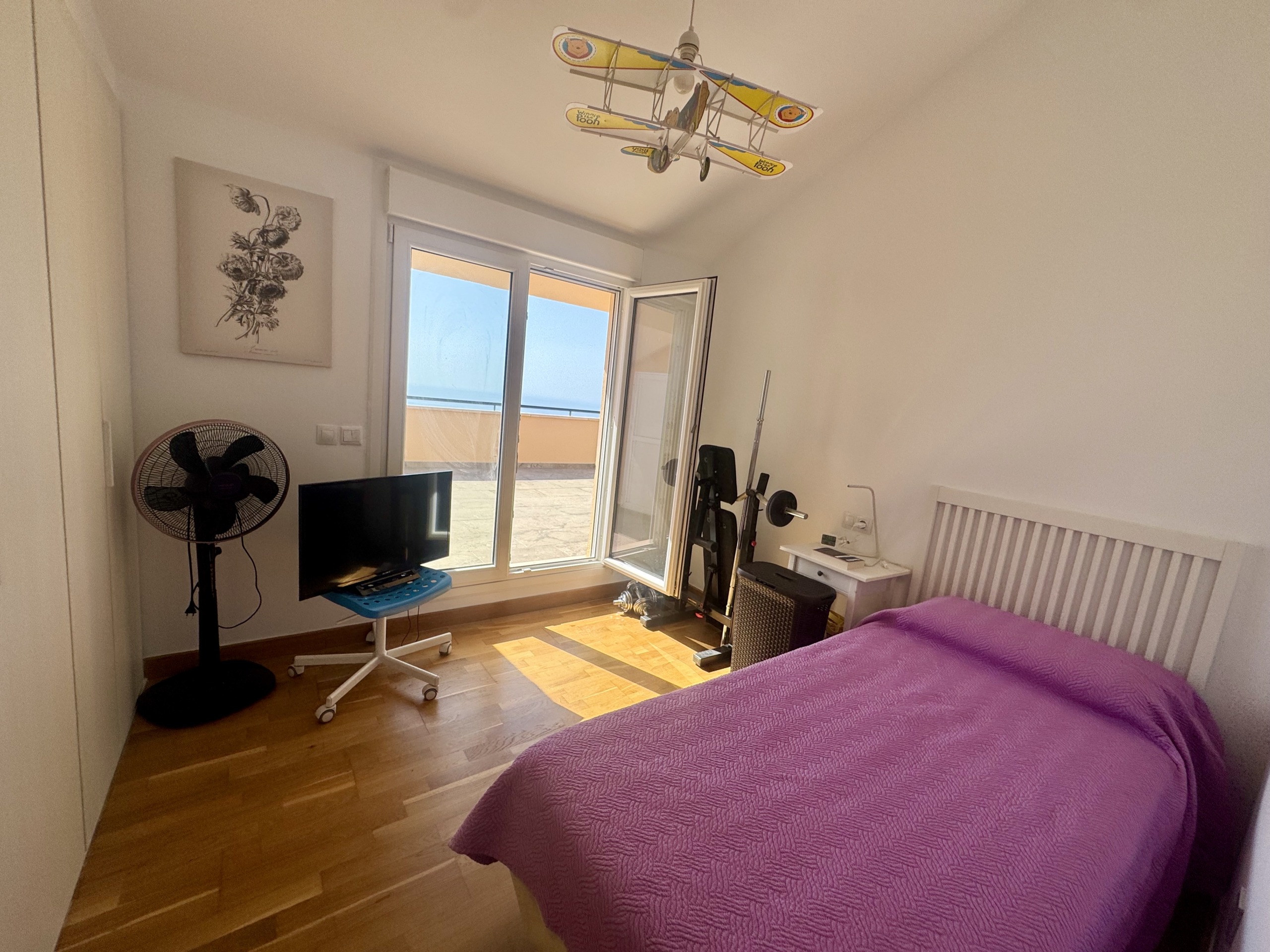 Dormitorio con terraza privada en ático dúplex