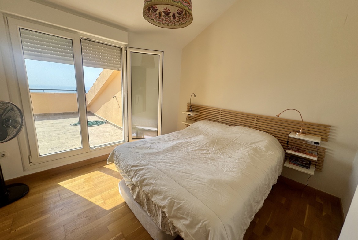 Dormitorio con terraza privada en ático dúplex