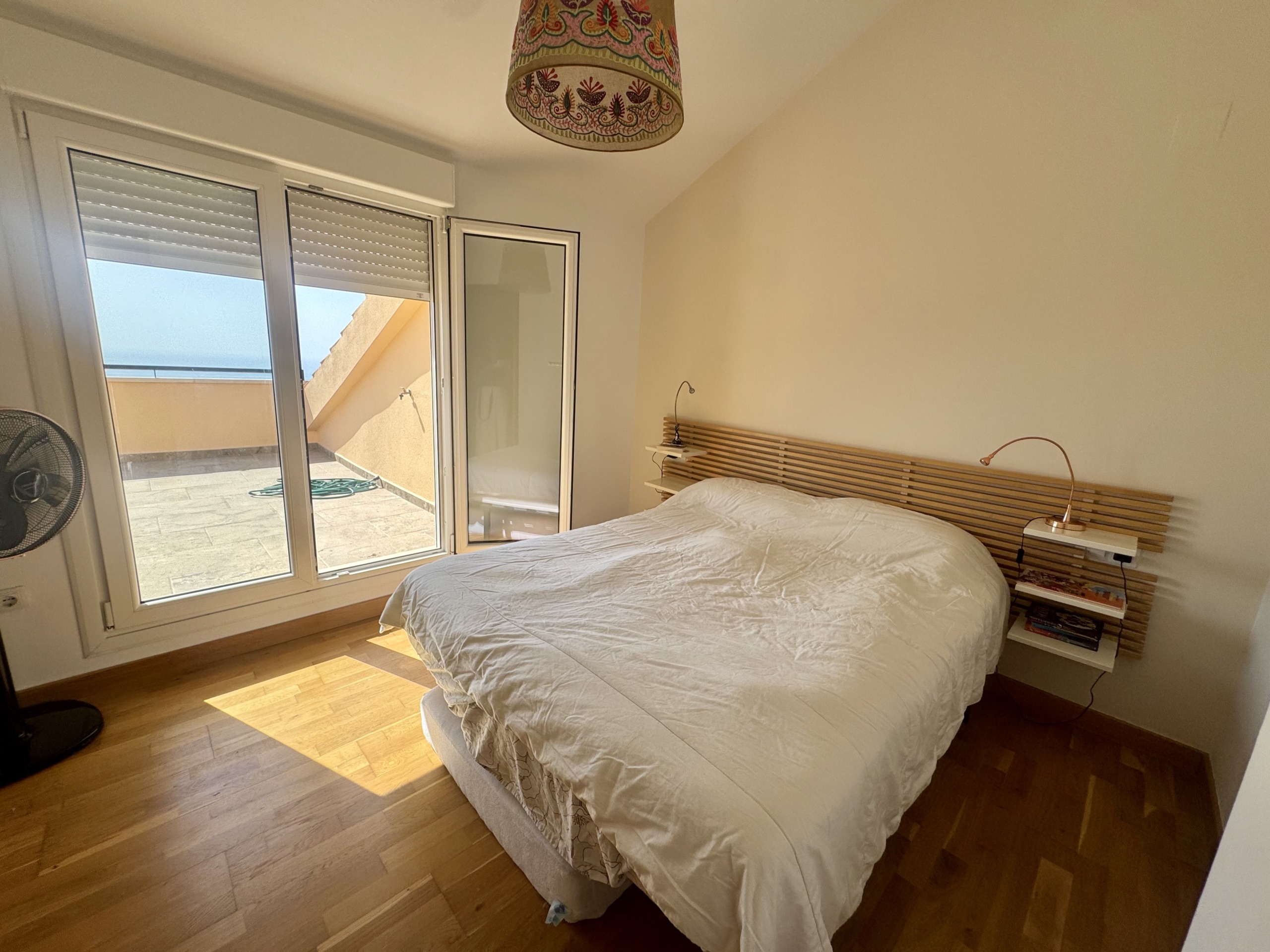 Dormitorio con terraza privada en ático dúplex