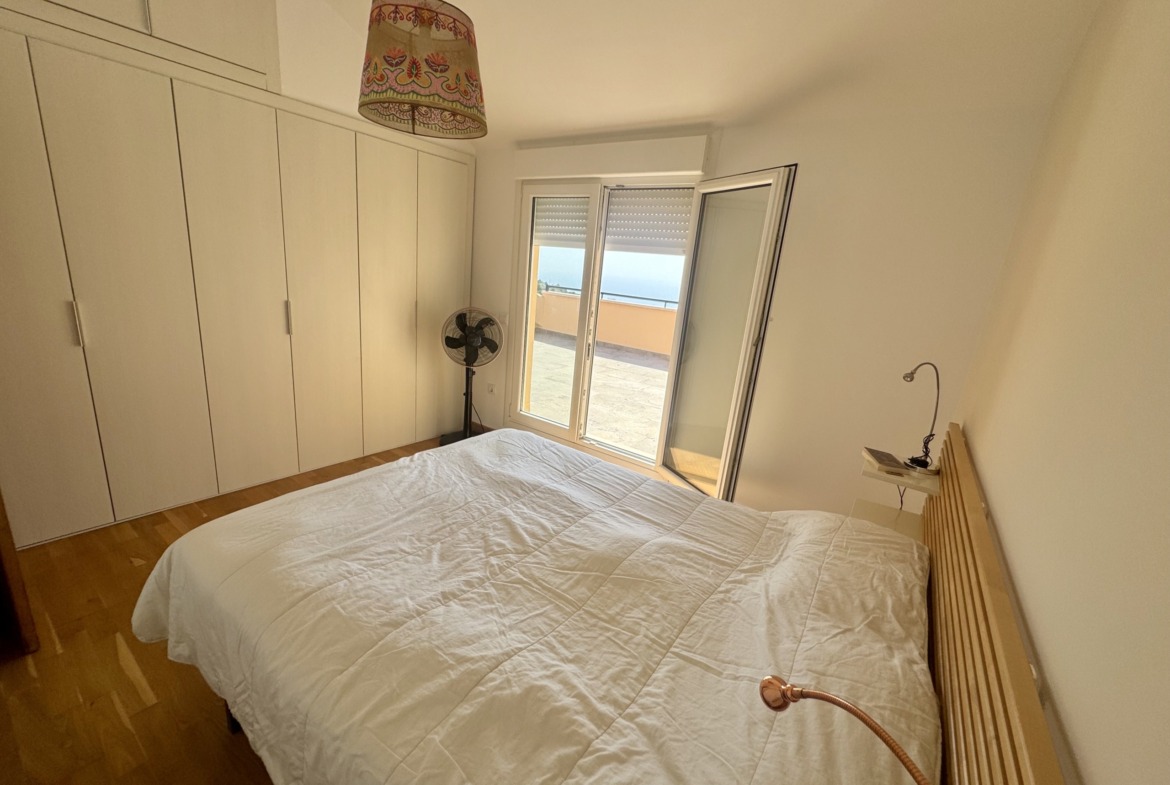 Dormitorio con terraza privada en ático dúplex