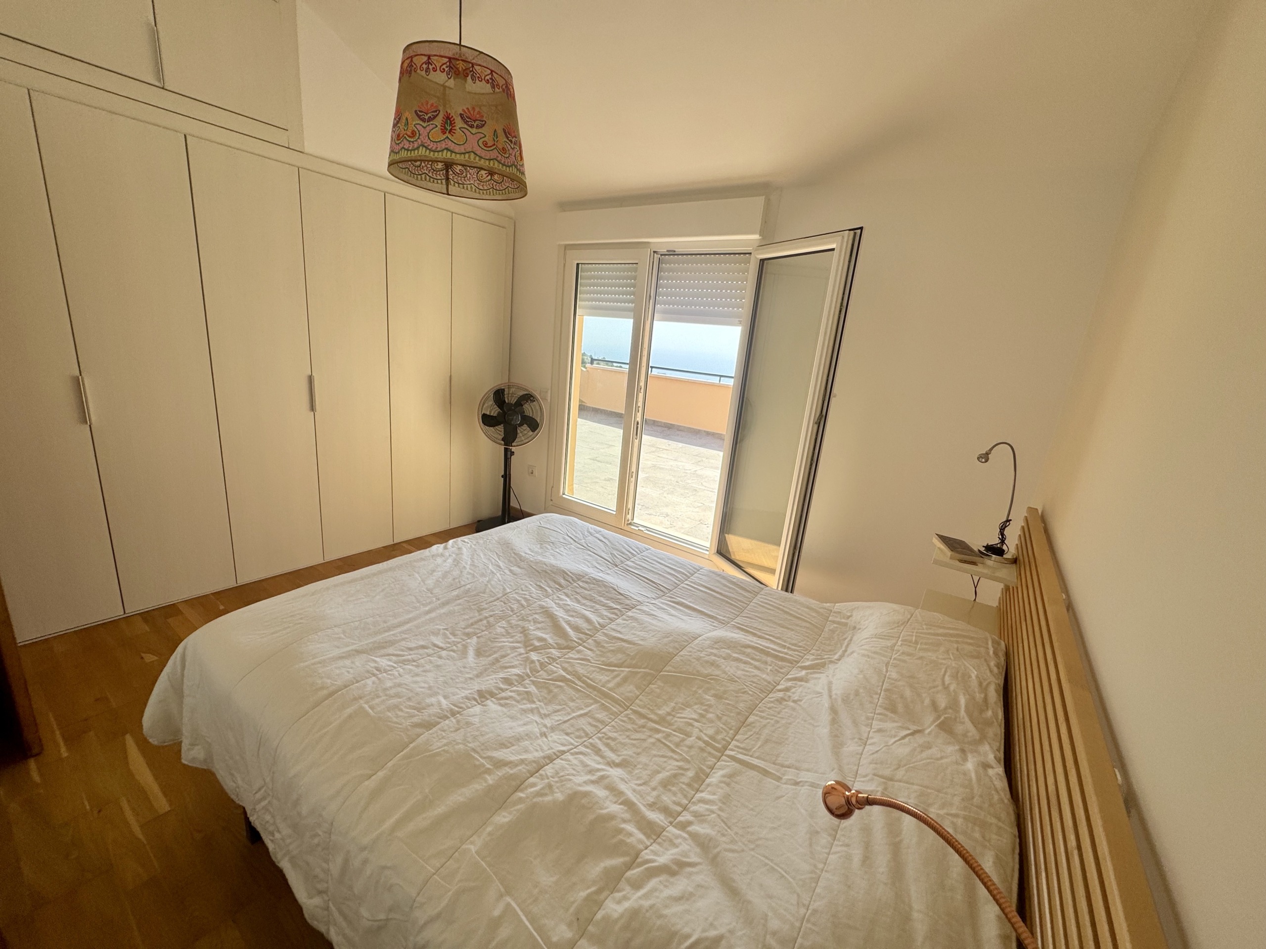 Dormitorio con terraza privada en ático dúplex
