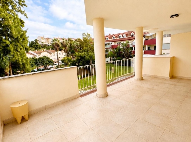Terraza amplia en Torrequebrada