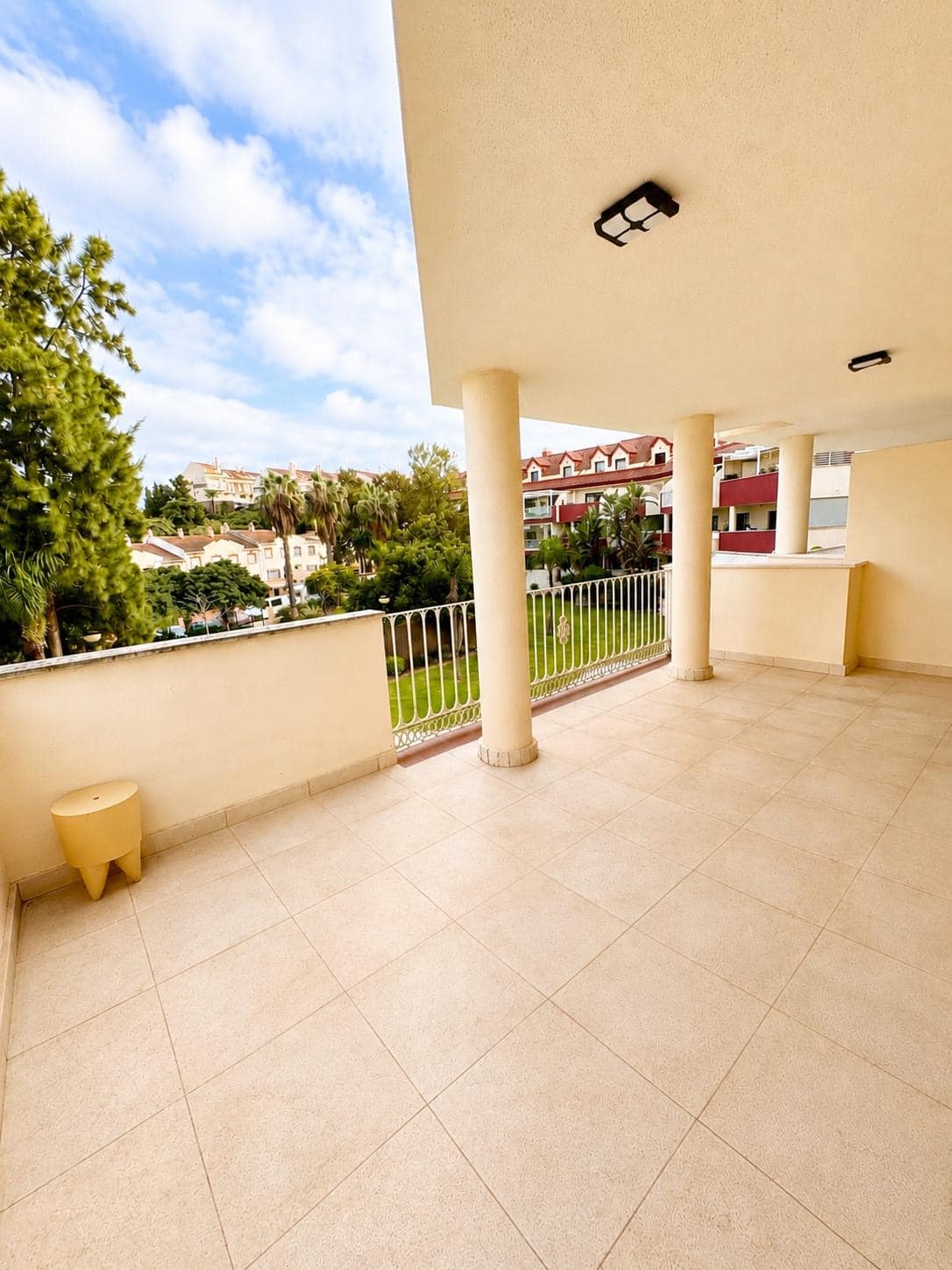 Terraza amplia en Torrequebrada