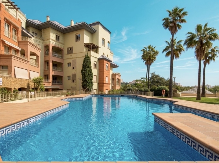 piscina en residencial de lujo