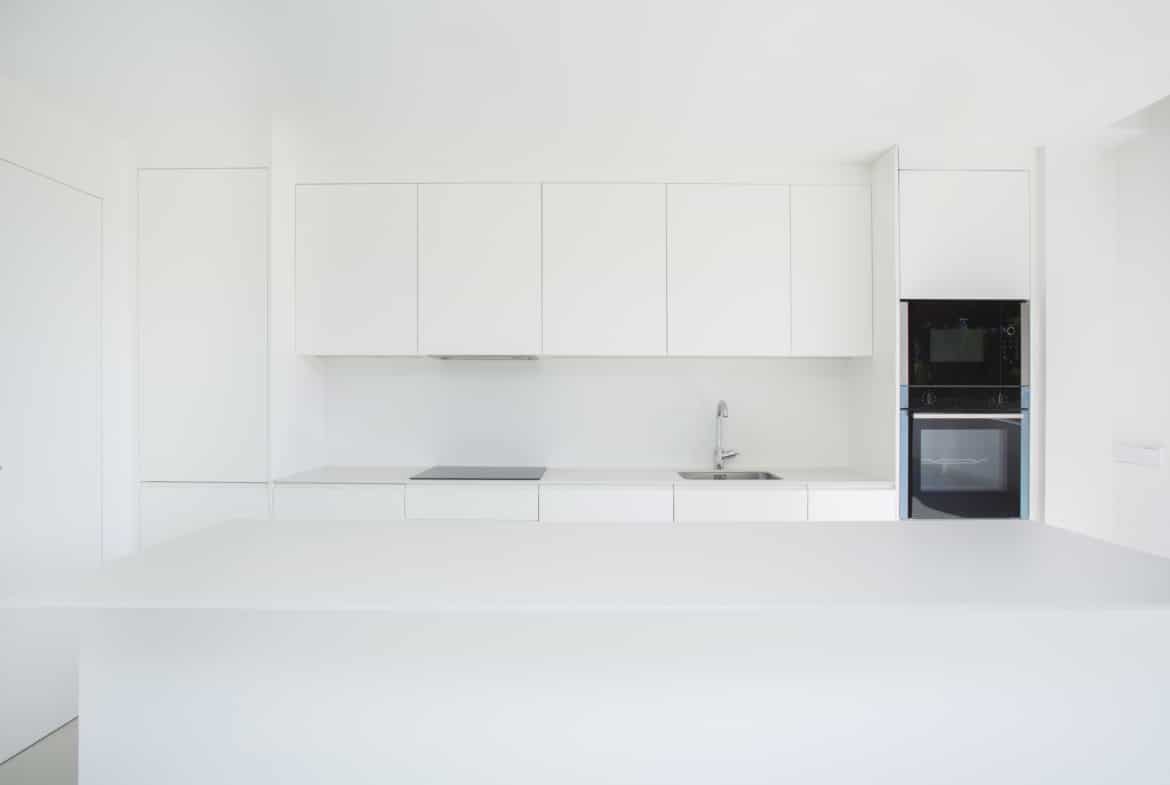 Cocina de diseño equipada en vivienda nueva Costa del Sol