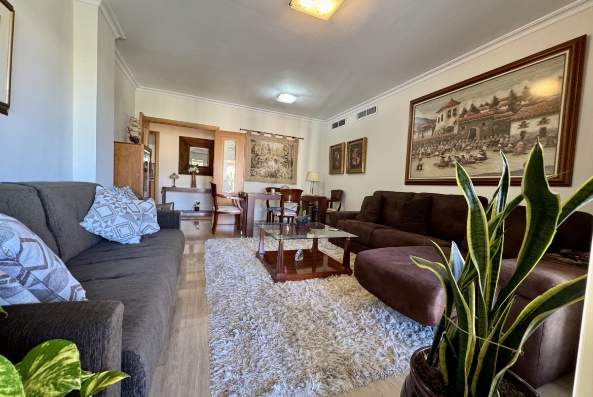 salón amplio con terraza