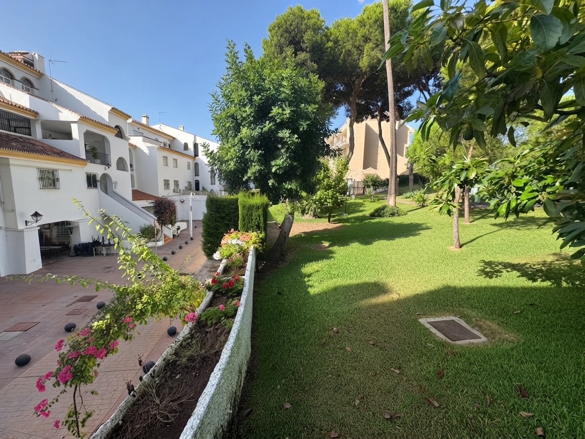 Jardines de estilo andaluz de la urbanización en Benalmádena