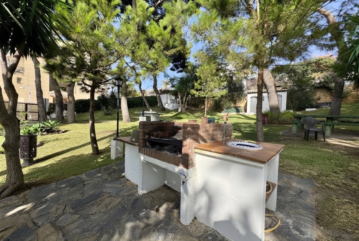 Jardines de estilo andaluz de la urbanización en Benalmádena
