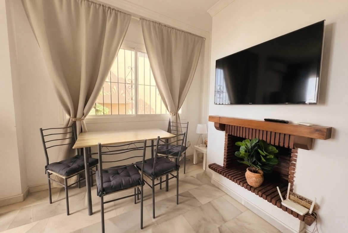 salon con chimenea y vistas