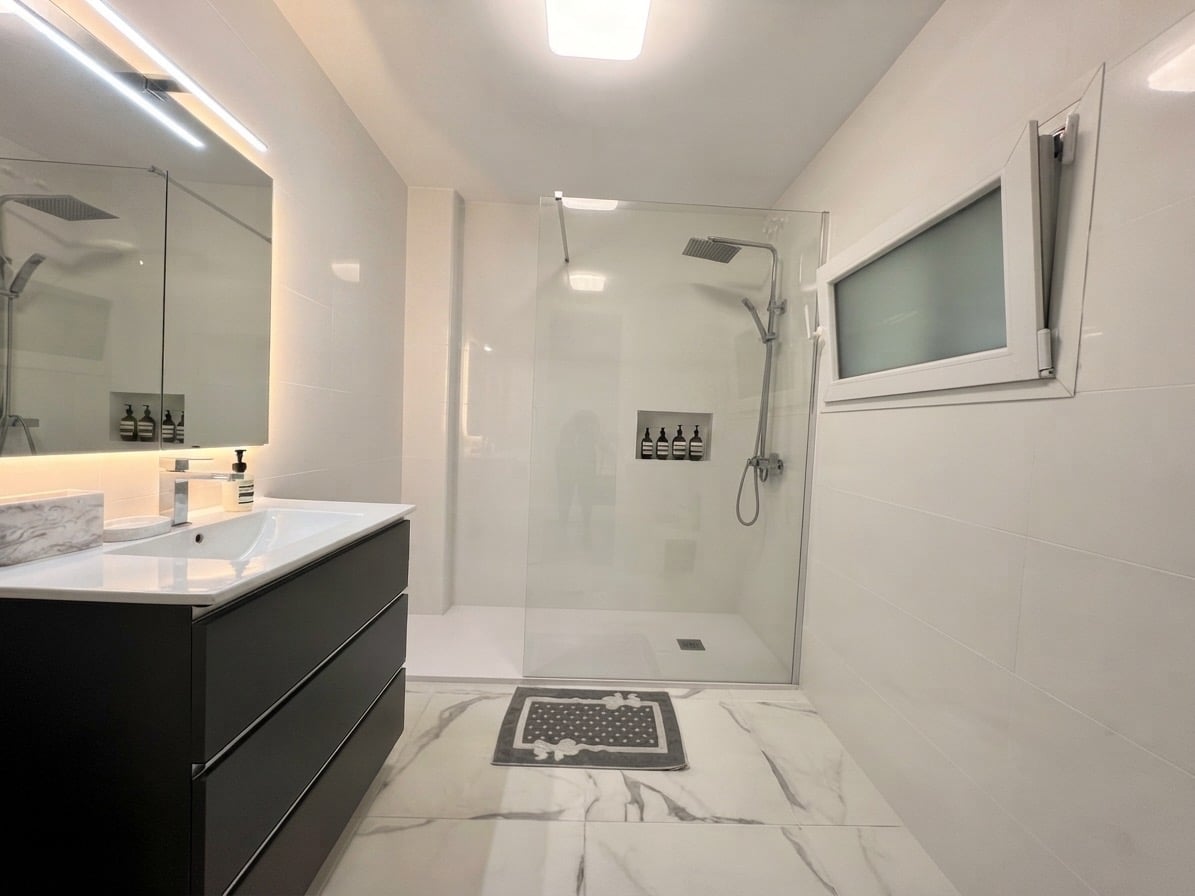 baño con plato de ducha