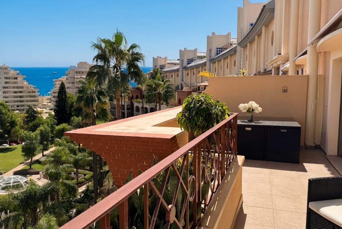 Terraza con vistas al mar y montaña
