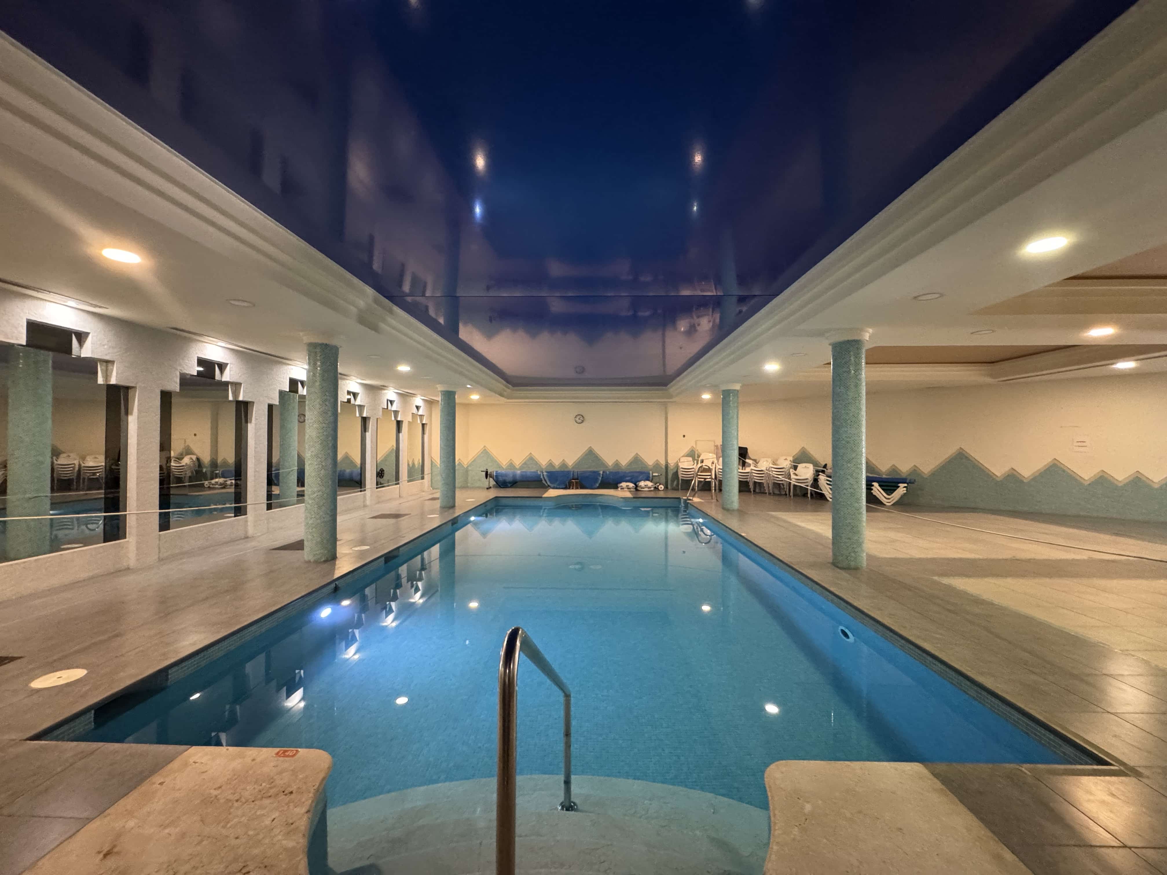 Piscina interior Urbanización Bellagio