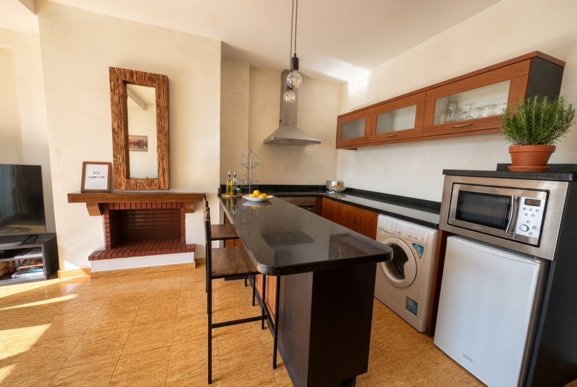 Cocina office con isla y vistas al Mediterráneo