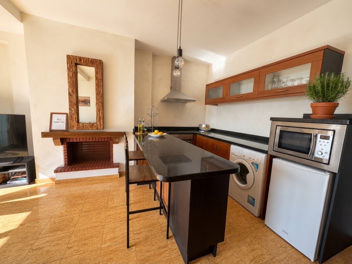 Cocina office con isla y vistas al Mediterráneo