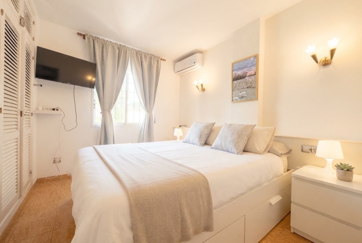 Dormitorio principal con armario empotrado en Benalmádena