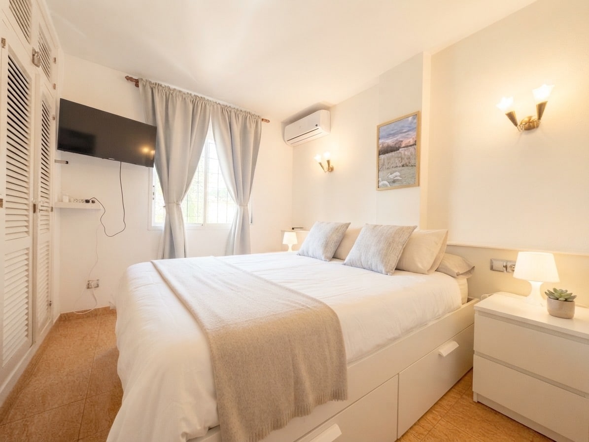 Dormitorio principal con armario empotrado en Benalmádena