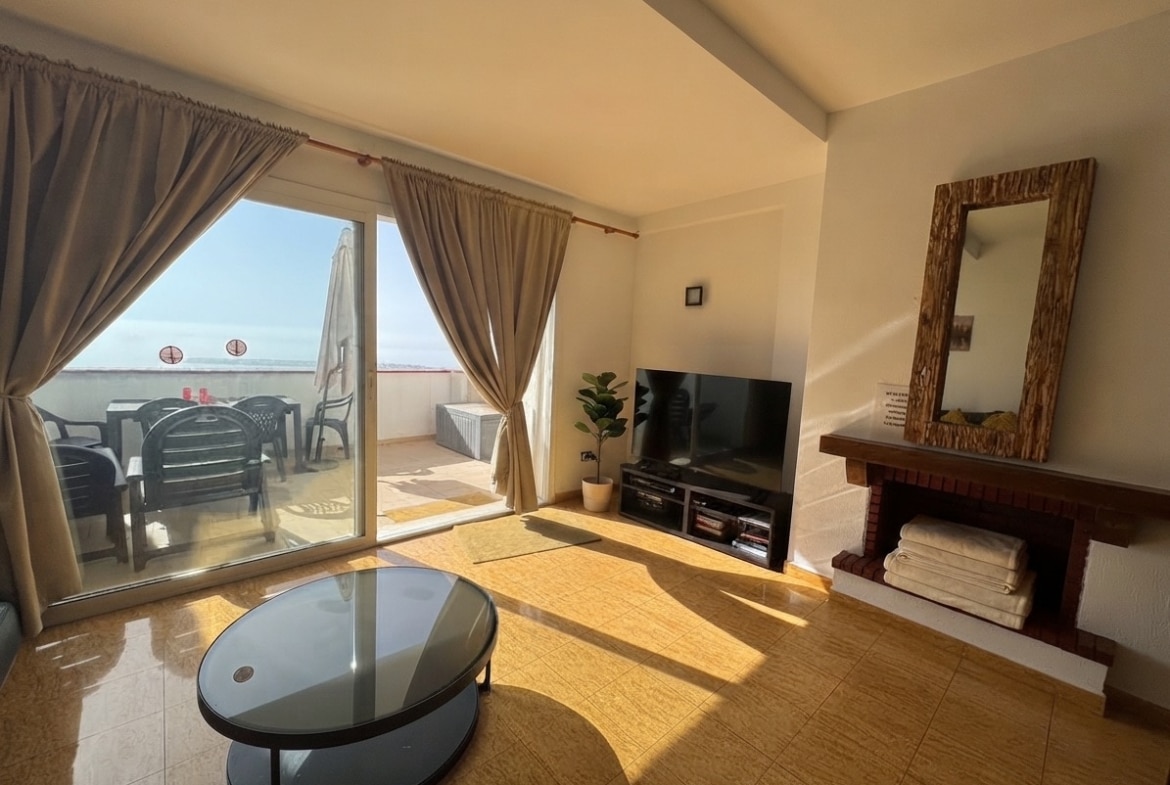 Salón con chimenea y vistas al mar en Benalmádena